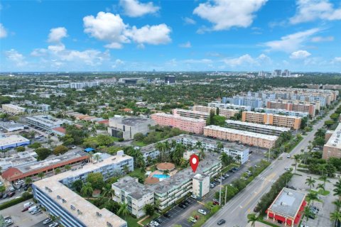 Condo in Hallandale Beach, Florida, 1 bedroom  № 1956829 - photo 30