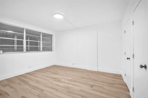 Condo in Hallandale Beach, Florida, 1 bedroom  № 1956829 - photo 18