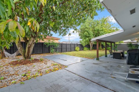 Casa en alquiler en Miami, Florida, 5 dormitorios, 204.38 m2 № 1186325 - foto 1