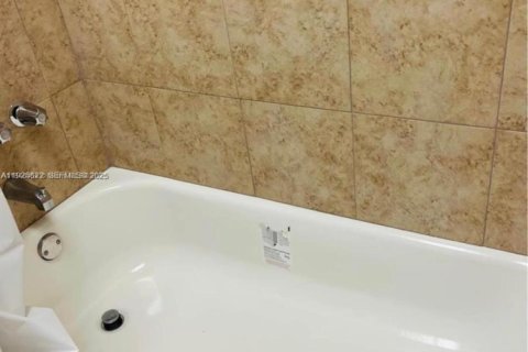 Propiedad comercial en venta en Miami, Florida, 238.11 m2 № 1984133 - foto 21