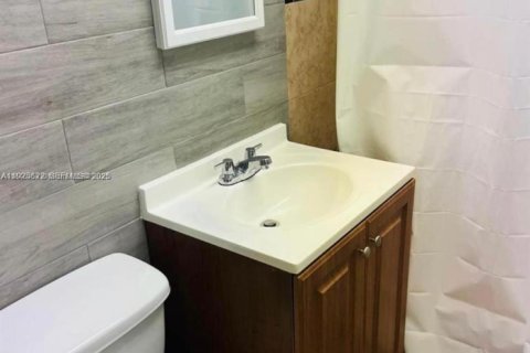 Propiedad comercial en venta en Miami, Florida, 238.11 m2 № 1984133 - foto 22