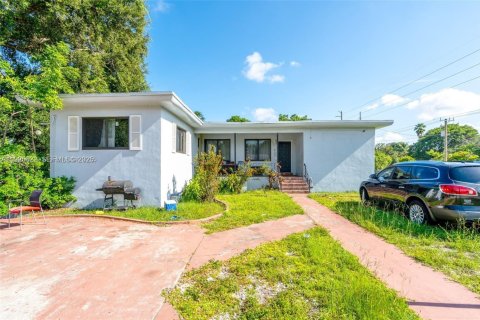 Propiedad comercial en venta en Miami, Florida, 238.11 m2 № 1984133 - foto 1