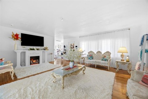 Casa en venta en Haines City, Florida, 4 dormitorios, 247.49 m2 № 2204732 - foto 3