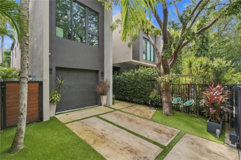 Townhouse in Miami, Florida 4 bedrooms, 271.65 sq.m. № 2411963 - photo 3