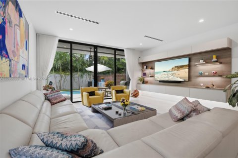 Townhouse in Miami, Florida 4 bedrooms, 271.65 sq.m. № 2411963 - photo 10