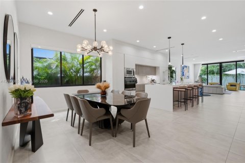 Townhouse in Miami, Florida 4 bedrooms, 271.65 sq.m. № 2411963 - photo 6