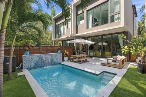 Townhouse in Miami, Florida 4 bedrooms, 271.65 sq.m. № 2411963
