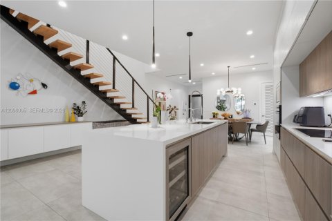 Townhouse in Miami, Florida 4 bedrooms, 271.65 sq.m. № 2411963 - photo 9