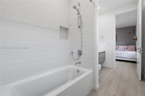 Townhouse in Miami, Florida 4 bedrooms, 271.65 sq.m. № 2411963 - photo 22