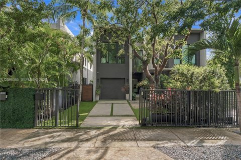 Townhouse in Miami, Florida 4 bedrooms, 271.65 sq.m. № 2411963 - photo 2
