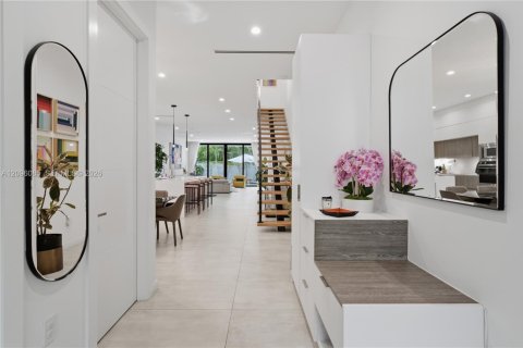 Townhouse in Miami, Florida 4 bedrooms, 271.65 sq.m. № 2411963 - photo 4