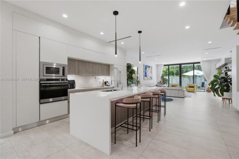 Townhouse in Miami, Florida 4 bedrooms, 271.65 sq.m. № 2411963 - photo 5