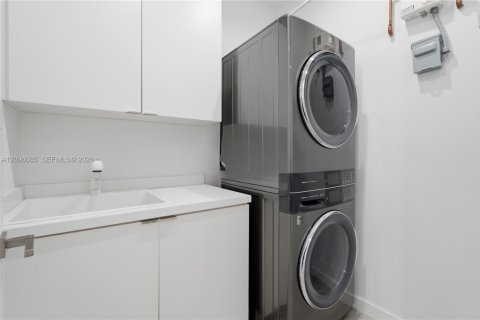 Townhouse in Miami, Florida 4 bedrooms, 271.65 sq.m. № 2411963 - photo 26