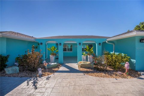 House in Port Charlotte, Florida 4 bedrooms, 262.17 sq.m. № 2165962 - photo 13