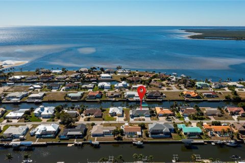 House in Port Charlotte, Florida 4 bedrooms, 262.17 sq.m. № 2165962