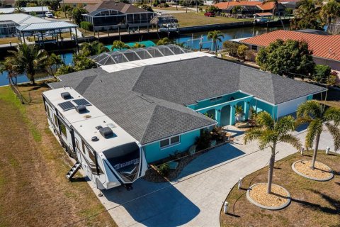 House in Port Charlotte, Florida 4 bedrooms, 262.17 sq.m. № 2165962 - photo 4