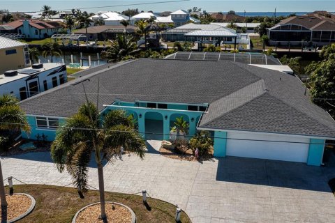 House in Port Charlotte, Florida 4 bedrooms, 262.17 sq.m. № 2165962 - photo 7