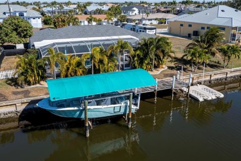 House in Port Charlotte, Florida 4 bedrooms, 262.17 sq.m. № 2165962 - photo 11