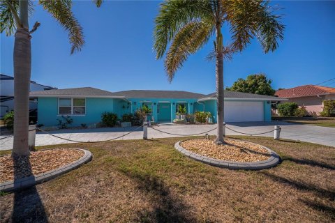 House in Port Charlotte, Florida 4 bedrooms, 262.17 sq.m. № 2165962 - photo 8