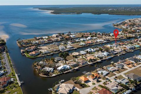 House in Port Charlotte, Florida 4 bedrooms, 262.17 sq.m. № 2165962 - photo 3