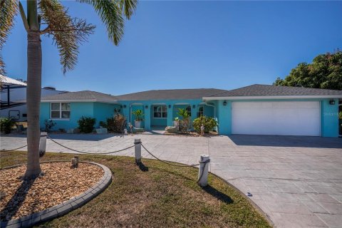 House in Port Charlotte, Florida 4 bedrooms, 262.17 sq.m. № 2165962 - photo 2