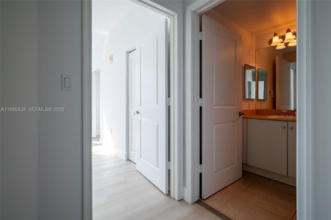 Condo in Boynton Beach, Florida, 2 bedrooms  № 2037813 - photo 23