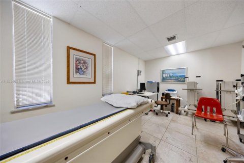 Commercial property in Palmetto Bay, Florida № 1960708 - photo 14