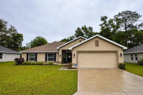 Villa ou maison à Silver Springs Shores, Floride 4 chambres, 163.32 m2 № 2142276