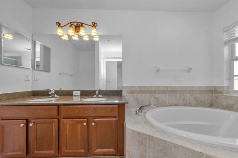 Townhouse in New Port Richey, Florida 3 bedrooms, 158.86 sq.m. № 1900246 - photo 29