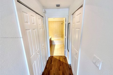 Купить кондоминиум в Дорал, Флорида 3 спальни, 121.89м2, № 1705820 - фото 10