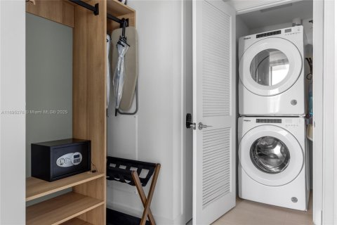 Condominio en alquiler en Miami, Florida, 1 dormitorio, 62.62 m2 № 1861551 - foto 18