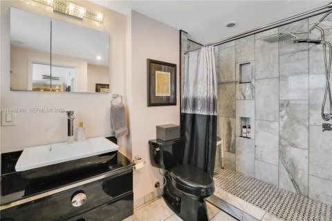 Condo in Bay Harbor Islands, Florida, 2 bedrooms  № 2058152 - photo 17