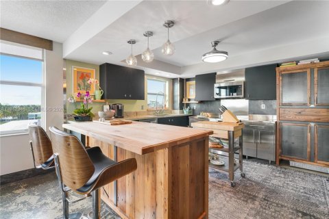 Condo in Bay Harbor Islands, Florida, 2 bedrooms  № 2058152 - photo 14