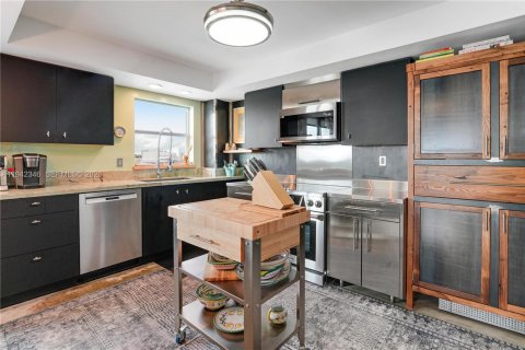 Condo in Bay Harbor Islands, Florida, 2 bedrooms  № 2058152 - photo 12