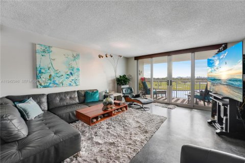 Condo in Bay Harbor Islands, Florida, 2 bedrooms  № 2058152 - photo 4