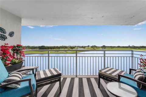 Condo in Bay Harbor Islands, Florida, 2 bedrooms  № 2058152 - photo 1