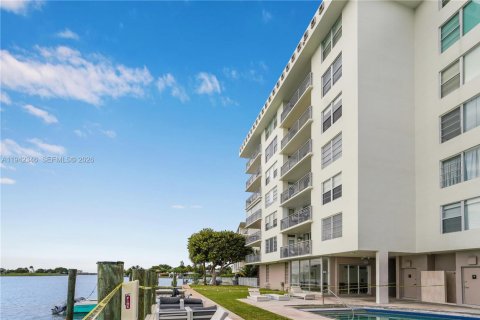 Condo in Bay Harbor Islands, Florida, 2 bedrooms  № 2058152 - photo 20