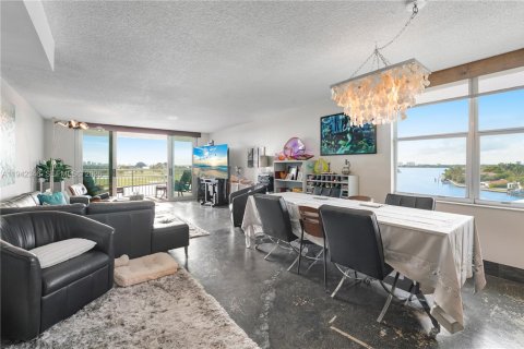 Condo in Bay Harbor Islands, Florida, 2 bedrooms  № 2058152 - photo 7