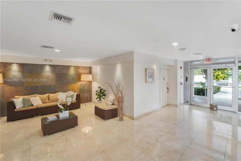 Condo in Bay Harbor Islands, Florida, 2 bedrooms  № 2058152 - photo 19