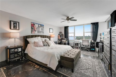 Condo in Bay Harbor Islands, Florida, 2 bedrooms  № 2058152 - photo 11