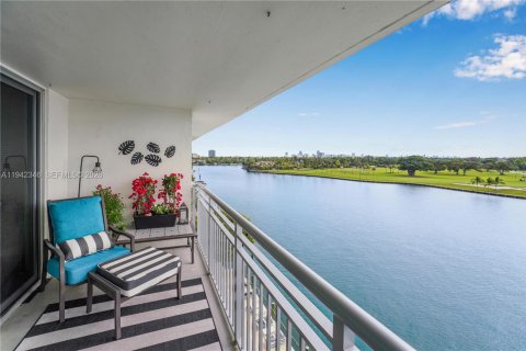 Condo in Bay Harbor Islands, Florida, 2 bedrooms  № 2058152 - photo 2