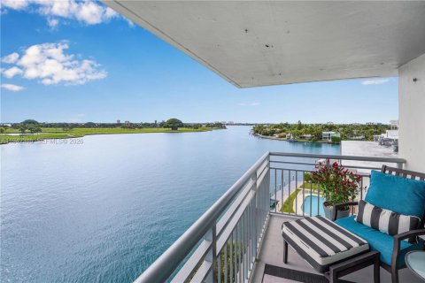 Condo in Bay Harbor Islands, Florida, 2 bedrooms  № 2058152 - photo 9