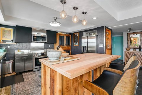 Condo in Bay Harbor Islands, Florida, 2 bedrooms  № 2058152 - photo 13