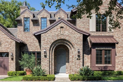 House in Winter Park, Florida 4 bedrooms, 345.6 sq.m. № 1910568 - photo 2
