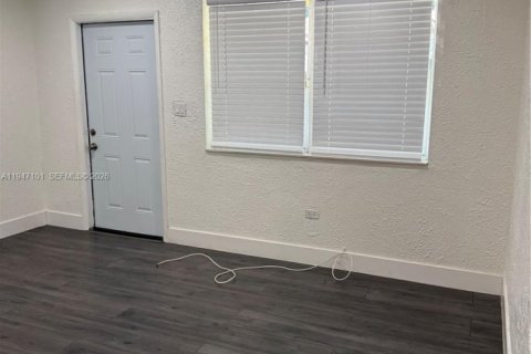 Снять в аренду квартиру в Форт-Лодердейл, Флорида 2 спальни, 60.57м2, № 2005259 - фото 6