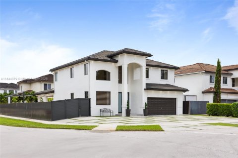 House in Miami, Florida 5 bedrooms, 217.21 sq.m. № 1839467 - photo 2