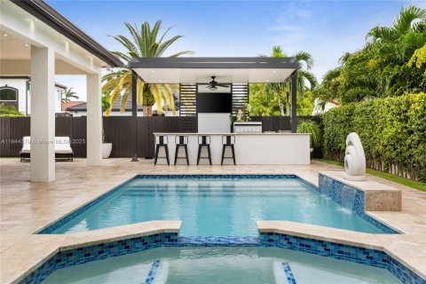House in Miami, Florida 5 bedrooms, 217.21 sq.m. № 1839467 - photo 6