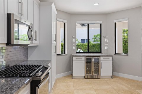 House in Miami, Florida 5 bedrooms, 217.21 sq.m. № 1839467 - photo 24