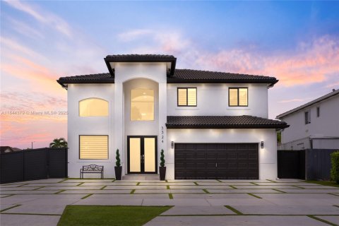 House in Miami, Florida 5 bedrooms, 217.21 sq.m. № 1839467 - photo 1