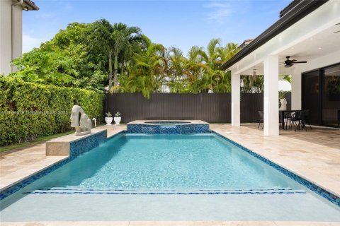 House in Miami, Florida 5 bedrooms, 217.21 sq.m. № 1839467 - photo 12